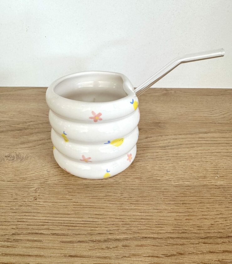 Mug avec paille artisanal en céramique – Fleurs et citrons