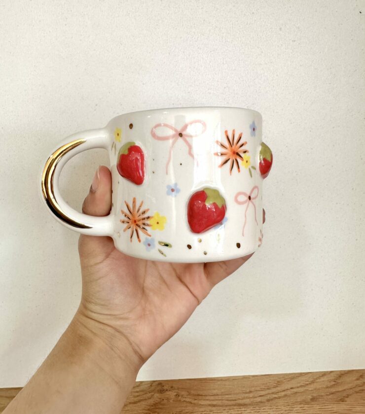 Mug artisanal en céramique – Fraises