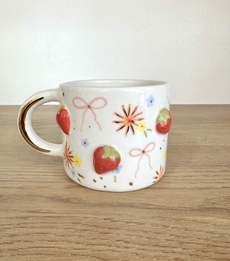 Mug artisanal en céramique – Fraises