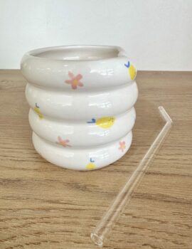 Mug avec paille artisanal en céramique – Fleurs et citrons