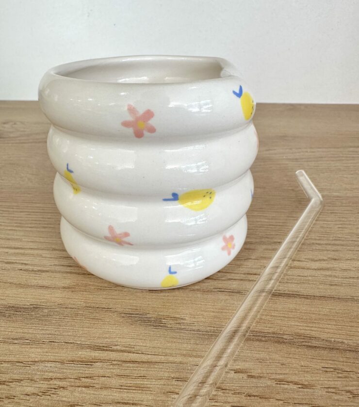 Mug avec paille artisanal en céramique – Fleurs et citrons